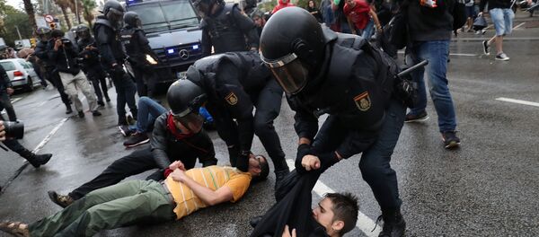 Affrontements entre police et manifestants à Barcelone - Sputnik Afrique