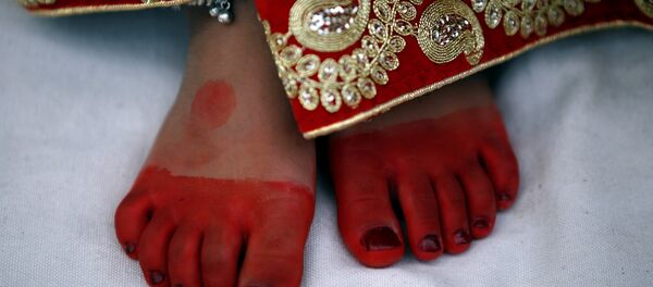 A young girl dressed as the Living Goddess Kumari takes part in the Kumari Puja festival in Kathmandu, Nepal September 14, 2016 A young girl dressed as the Living Goddess Kumari takes part in the Kumari Puja festival in Kathmandu, Nepal September 14, 2016 - Sputnik Afrique