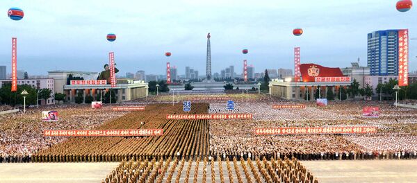 Pyongyang city civilians celebrate the successful completion of the hydrostatic test for the intercontinental ballistic rocket installation in this undated photo released by North Korea's Korean Central News Agency (KCNA) in Pyongyang September 6, 2017 - Sputnik Afrique