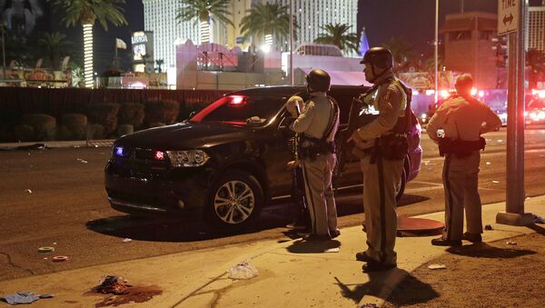 Police stand at the scene of a shooting along the Las Vegas Strip, Monday, Oct. 2, 2017, in Las Vegas - Sputnik Afrique