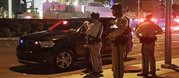 Police stand at the scene of a shooting along the Las Vegas Strip, Monday, Oct. 2, 2017, in Las Vegas - Sputnik Afrique