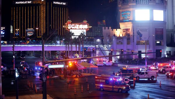 Policía y ambulancia en el lugar del tiroteo en Las Vegas, EEUU - Sputnik Afrique