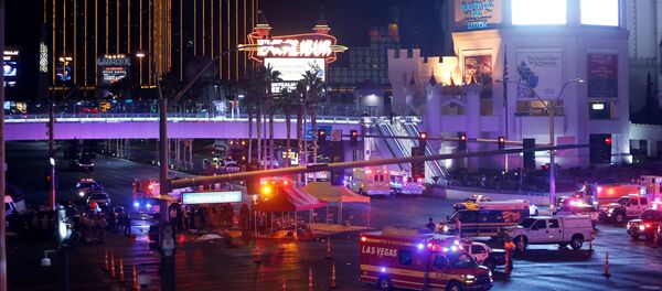 Policía y ambulancia en el lugar del tiroteo en Las Vegas, EEUU - Sputnik Afrique