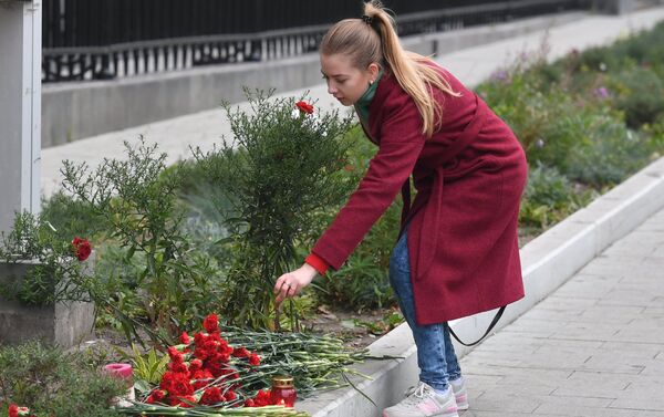 Des habitants de Moscou déposent des fleurs et des bougies devant l’Ambassade des États-Unis pour commémorer les victimes de Las Vegas - Sputnik Afrique