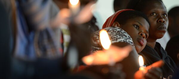 Les femmes rwandaises tiennent des bougies pendant une prière pour les victimes du génocide - Sputnik Afrique