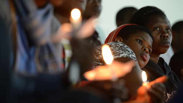 Les femmes rwandaises tiennent des bougies pendant une prière pour les victimes du génocide - Sputnik Afrique