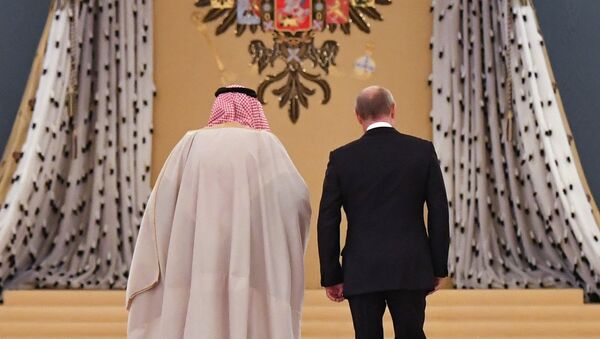 Russian President Vladimir Putin (R) and Saudi Arabia's King Salman bin Abdulaziz Al Saud walk during a welcoming ceremony ahead of their talks at the Kremlin in Moscow on October 5, 2017. - Sputnik Afrique