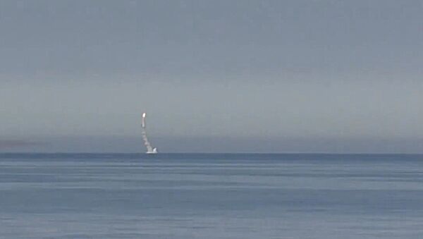 Пуск крылатой ракеты Калибр с атомной подводной лодки Северного флота Северодвинск - Sputnik Afrique