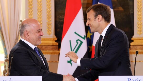 French President Emmanuel Macron shakes hands with Iraqi Prime minister Haider Al-Abadi during a joint news conference at the Elysee Palace in Paris, France, October 5, 2017. - Sputnik Afrique