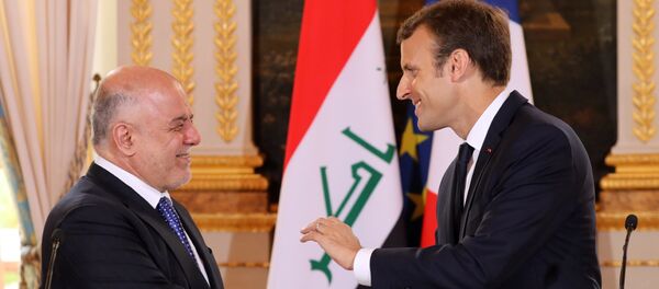 French President Emmanuel Macron shakes hands with Iraqi Prime minister Haider Al-Abadi during a joint news conference at the Elysee Palace in Paris, France, October 5, 2017. French President Emmanuel Macron shakes hands with Iraqi Prime minister Haider Al-Abadi during a joint news conference at the Elysee Palace in Paris, France, October 5, 2017. - Sputnik Afrique