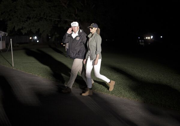 Donald et Melania Trump après le voyage à Porto Rico, le 3 octobre 2017 Donald et Melania Trump après le voyage à Porto Rico, le 3 octobre 2017 - Sputnik Afrique