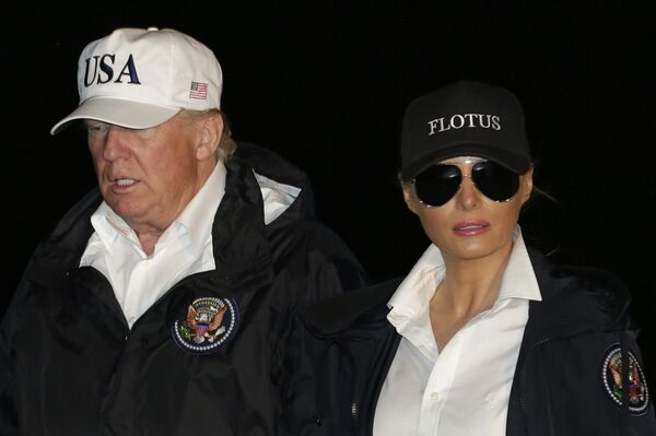 Donald et Melania Trump rentrent de Houston au Texas, le 29 août 2017 Donald et Melania Trump rentrent de Houston au Texas, le 29 août 2017 - Sputnik Afrique