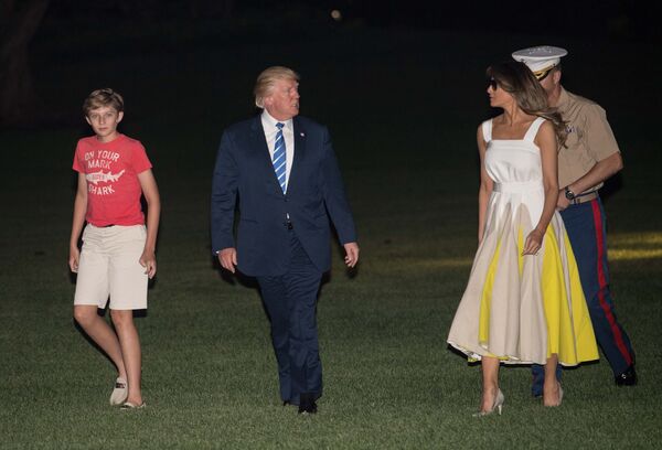 Donald et Melania Trump, et leur fils Barron rentrent après des «vacances de travail» dans le New Jersey Donald et Melania Trump, et leur fils Barron rentrent après des «vacances de travail» dans le New Jersey - Sputnik Afrique