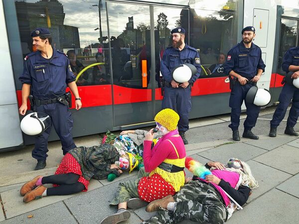 Loi anti-dissimulation du visage en Autriche: les clowns réagissent - Sputnik Afrique