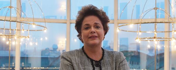 Ex-presidente brasileira, Dilma Rousseff, durante entrevista com Sputnik Brasil em Moscou, 6 de outubro de 2017 - Sputnik Afrique