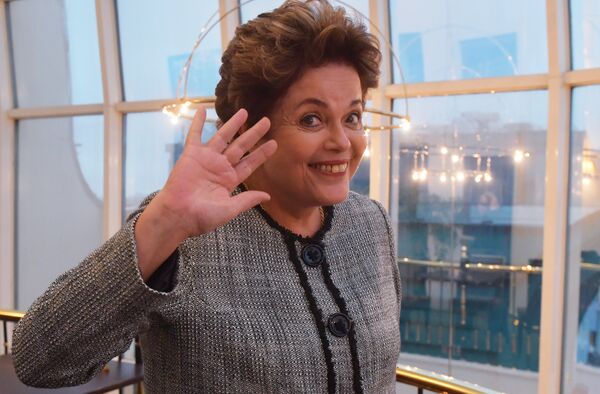 L'ex-présidente brésilienne Dilma Rousseff pendant l'entretien à Sputnik à Moscou le 6 octobre 2017 L'ex-présidente brésilienne Dilma Rousseff pendant l'entretien à Sputnik à Moscou le 6 octobre 2017 - Sputnik Afrique