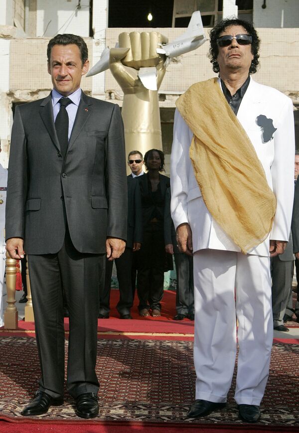 Nicolas Sarkozy et Mouammar Kadhafi Nicolas Sarkozy et Mouammar Kadhafi - Sputnik Afrique