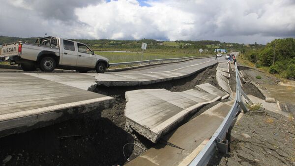 Шоссе в Чили, разрушенное в результате землетрясения - Sputnik Afrique