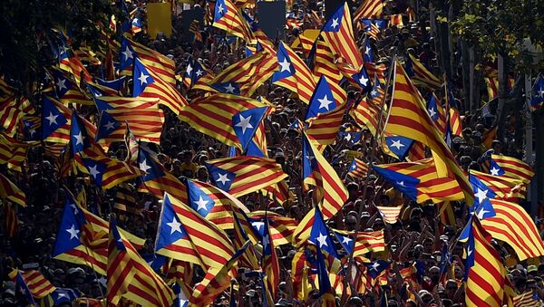 A file picture taken on September 11, 2014 shows demonstrators waving Estelada flags (Catalan independentist flags) during celebrations of the Diada (Catalonia National Day) in Barcelona. - Sputnik Afrique