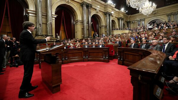 Carles Puigdemont prononce un discours devant les parlementaires catalans - Sputnik Afrique