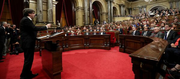 Carles Puigdemont prononce un discours devant les parlementaires catalans - Sputnik Afrique