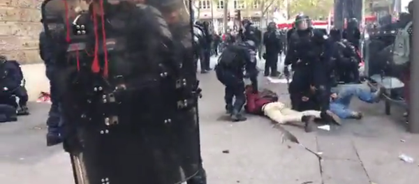 Images choquantes de la manifestation à Paris - Sputnik Afrique