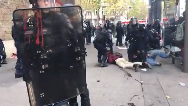 Images choquantes de la manifestation à Paris - Sputnik Afrique