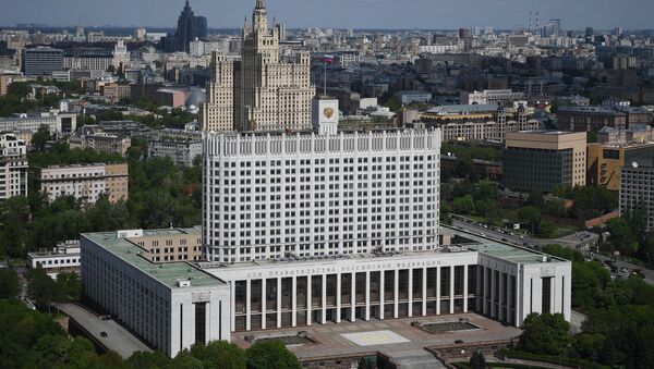 Дом Правительства РФ (на первом плане) и жилой дом на Кудринской площади в Москве - Sputnik Afrique