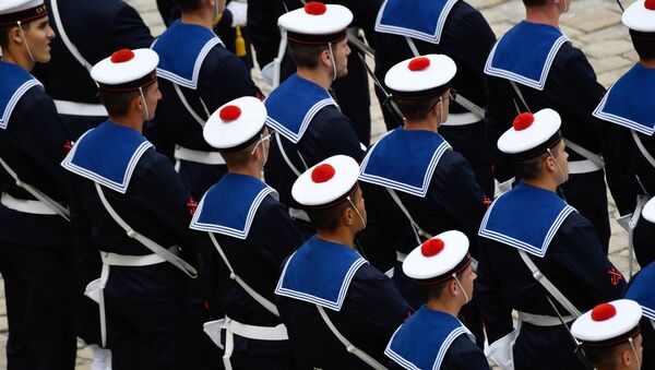 French Navy soldiers stand during a welcome ceremony at Les Invalides in Paris, on July 13, 2017, during US President's 24-hour trip that coincides with France's national day and the 100th anniversary of US involvement in World War I. - Sputnik Afrique