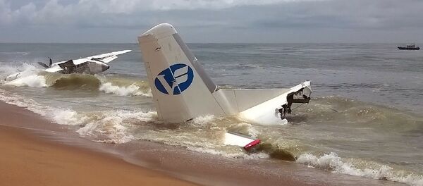 A picture taken on October 14, 2017 with a mobile phone shows the wreckage of a plane that crashed off Ivory Coast today, killing at least four people. - Sputnik Afrique