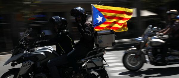 Partidarios del referéndum en Cataluña con Estelada, la bandera separatista - Sputnik Afrique