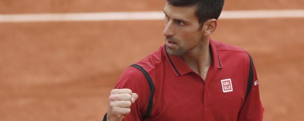 El tenista serbio Novak Djokovic se impuso al británico Andy Murray en la final del Abierto de Francia 2016 con lo que se llevó el trofeo masculino individual. - Sputnik Afrique