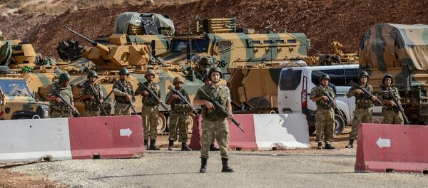 Des soldats et des véhicules blindés turcs près de la frontière syro-turque - Sputnik Afrique
