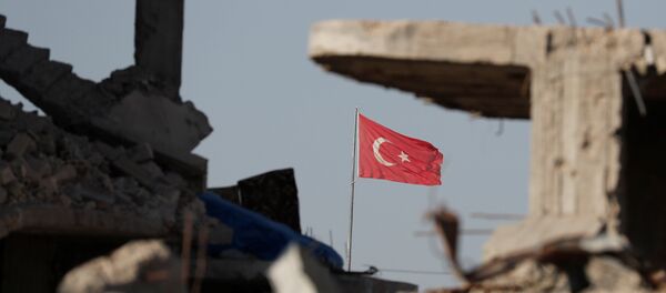 Turkish flag flutters at Turkey's border gate, as pictured on Syria side, overlooking the ruins of buildings destroyed during fightings with the Islamic State militants in Kobani, Syria October 11, 2017. - Sputnik Afrique