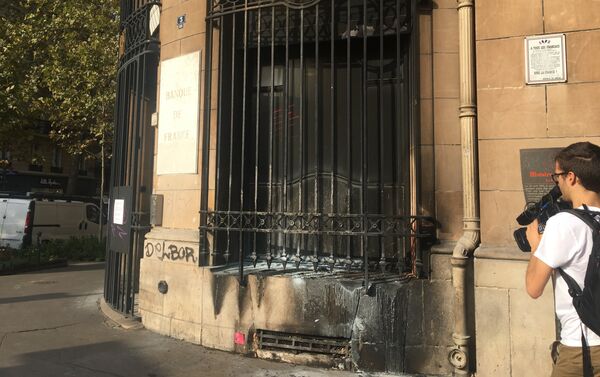 Piotr Pavlenski incendie la Banque de France, Place de la Bastille - Sputnik Afrique