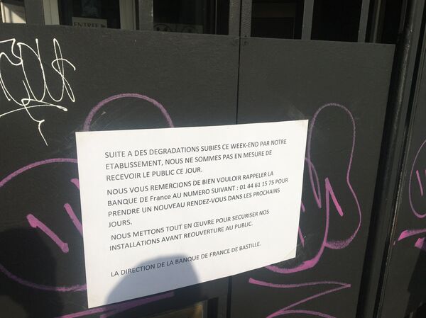 La Banque de France après le passage du réfugié politique Pavlenski (images exclusives) - Sputnik Afrique