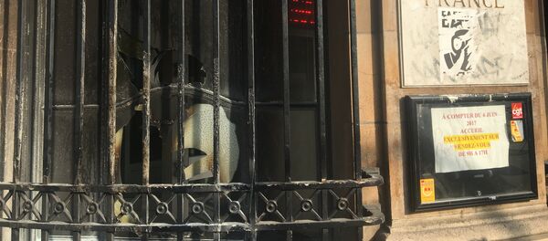 Piotr Pavlenski incendie la Banque de France, Place de la Bastille - Sputnik Afrique