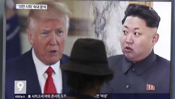 In this Thursday, Aug. 10, 2017, file photo, a man watches a television screen showing U.S. President Donald Trump, left, and North Korean leader Kim Jong Un during a news program at the Seoul Train Station in Seoul, South Korea. - Sputnik Afrique