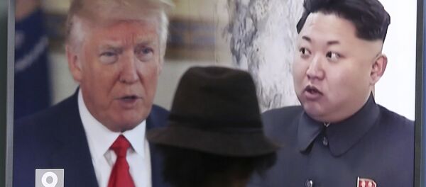 In this Thursday, Aug. 10, 2017, file photo, a man watches a television screen showing U.S. President Donald Trump, left, and North Korean leader Kim Jong Un during a news program at the Seoul Train Station in Seoul, South Korea. - Sputnik Afrique