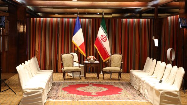 A picture of the seating area is taken before a meeting between French President Emmanuel Macron and his Iranian counterpart Hassan Rouhani at a hotel in New York on September 18, 2017, as world leaders gathered in the United States for the UN General Assembly. - Sputnik Afrique