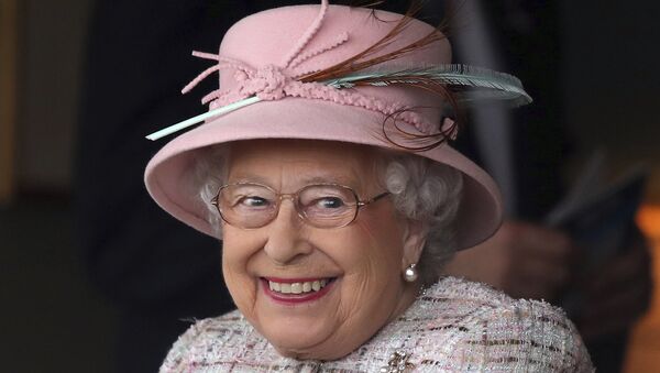 Britain's Queen Elizabeth II smiles as she attends an event at Newbury Racecourse in Newbury England, Friday April 21, 2017. - Sputnik Afrique