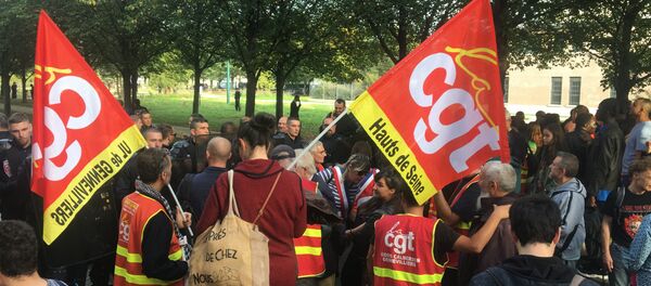 Les CRS ont «brutalement évacué» les manifestants attendant Macron à Gennevilliers - Sputnik Afrique