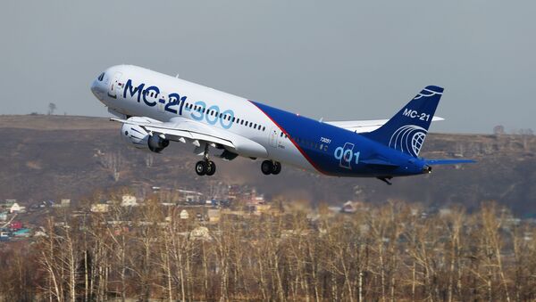 Самолет МС-21 совершает взлет в аэропорту Иркутск во время первого перелета в Жуковский - Sputnik Afrique