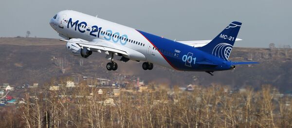 Самолет МС-21 совершает взлет в аэропорту Иркутск во время первого перелета в Жуковский Самолет МС-21 совершает взлет в аэропорту Иркутск во время первого перелета в Жуковский - Sputnik Afrique