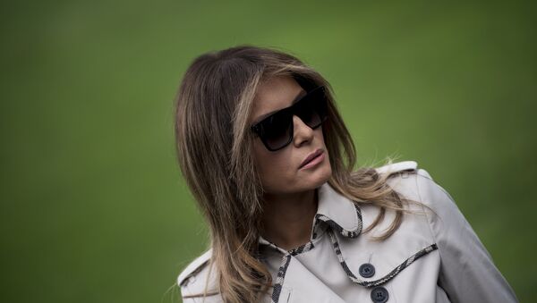US first lady Melania Trump listens to the US President speaking to the press while walking to Marine One on the South Lawn of the White House in Washington, DC, on October 13, 2017. - Sputnik Afrique