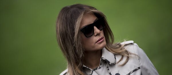 US first lady Melania Trump listens to the US President speaking to the press while walking to Marine One on the South Lawn of the White House in Washington, DC, on October 13, 2017. - Sputnik Afrique
