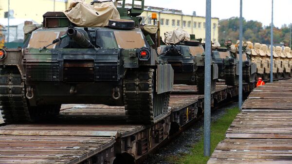 M1A2 Abrams Main Battle Tanks are lined up on rail cars - Sputnik Afrique