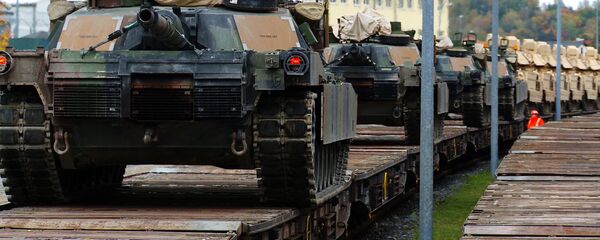 M1A2 Abrams Main Battle Tanks are lined up on rail cars M1A2 Abrams Main Battle Tanks are lined up on rail cars - Sputnik Afrique