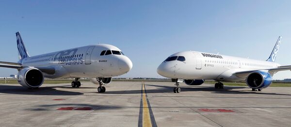 An Airbus A320neo aircraft and a Bombardier CSeries aircraft are pictured during a news conference to announce a partnership between Airbus and Bombardier on the C Series aircraft programme, in Colomiers near Toulouse, France, October 17, 2017. - Sputnik Afrique