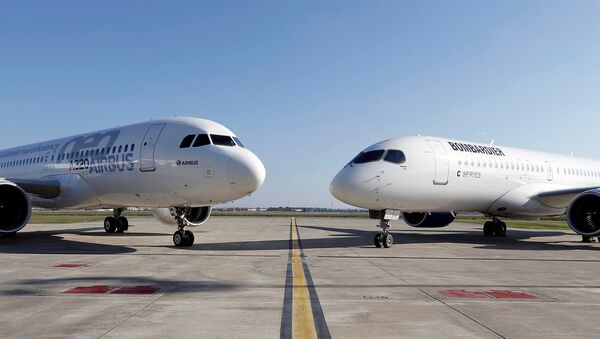 An Airbus A320neo aircraft and a Bombardier CSeries aircraft are pictured during a news conference to announce a partnership between Airbus and Bombardier on the C Series aircraft programme, in Colomiers near Toulouse, France, October 17, 2017. - Sputnik Afrique